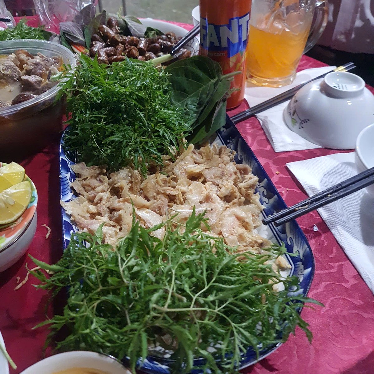 Tiệc thịt heo thái rau thơm miền Trung