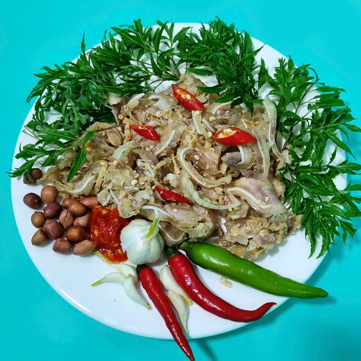 Đĩa tré Bà Năm trình bày với đậu phộng tỏi ớt